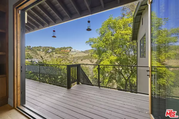 Los Angeles, CA 90049,1018 N Tigertail Rd