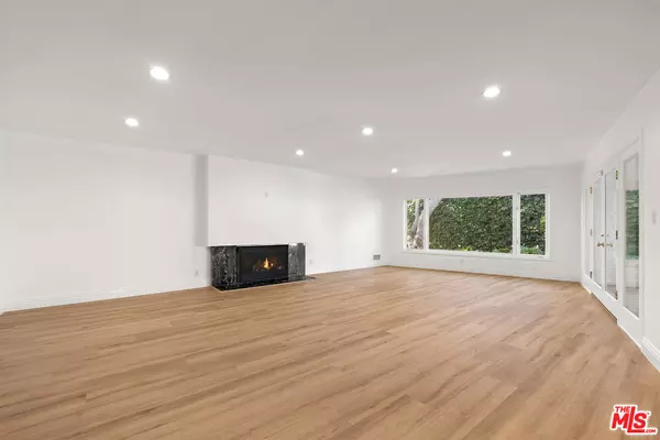 Beverly Hills, CA 90210,717 N Alta Dr