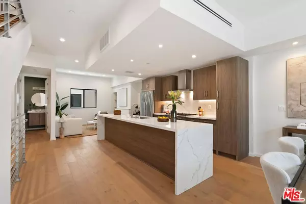 3809 S Verona Ct, Los Angeles, CA 90066