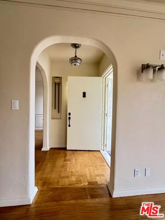 Los Angeles, CA 90048,632 N Harper Ave