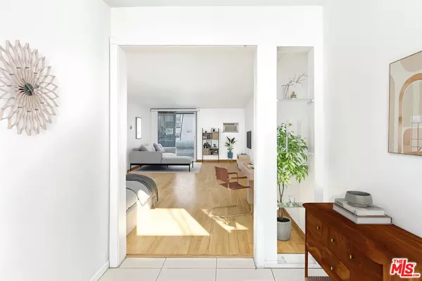 Los Angeles, CA 90020,425 S Kenmore Ave #104