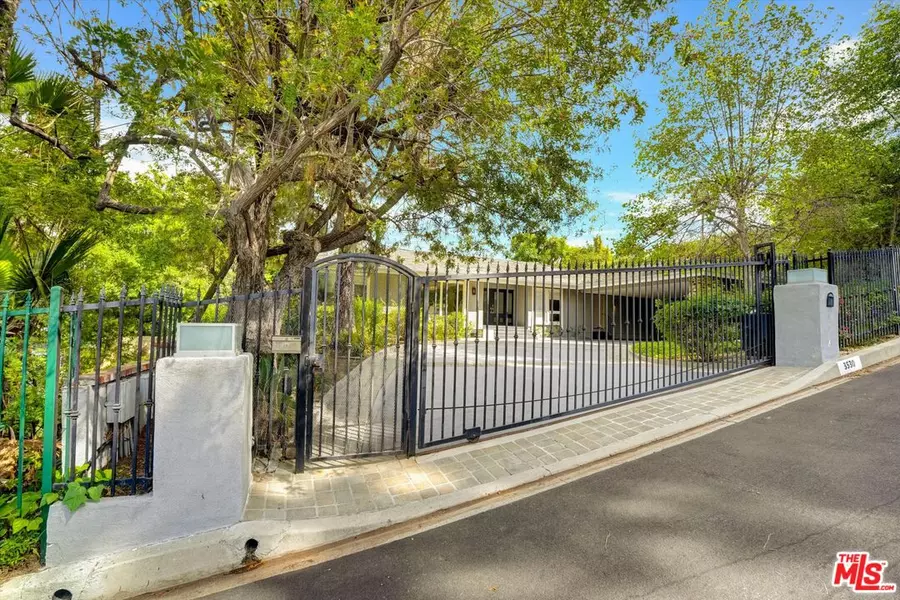 3530 Royal Woods Dr, Sherman Oaks, CA 91403