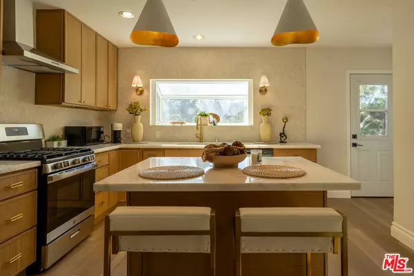 Woodland Hills, CA 91364,4305 Saltillo St