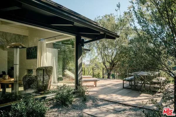 737 Halliday Ave, Los Angeles, CA 90049