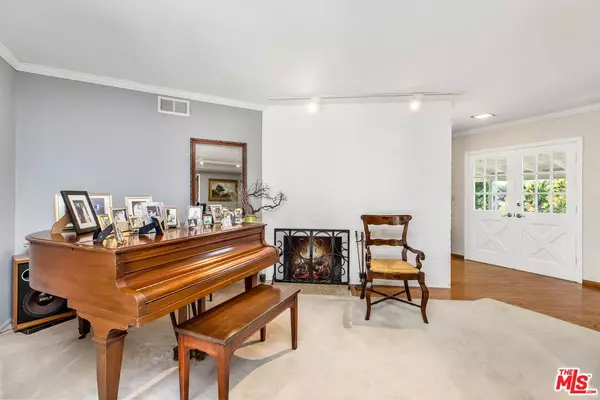 Woodland Hills, CA 91367,5826 Nevada Ave