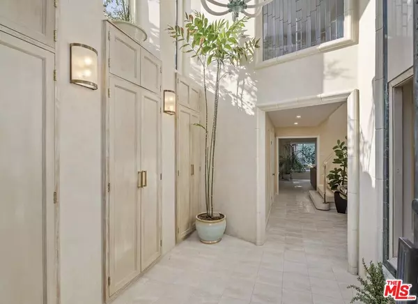 Los Angeles, CA 90069,9213 Warbler Way