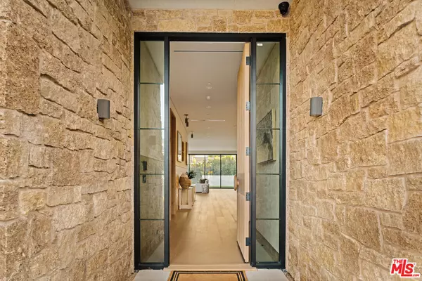 Valley Village, CA 91602,11556 Blix St