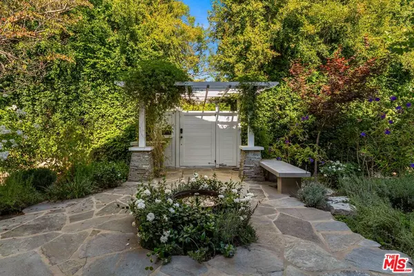 Los Angeles, CA 90049,233 S Saltair Ave