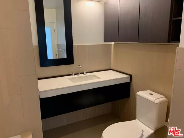 Los Angeles, CA 90017,727 W 7th ST #1322