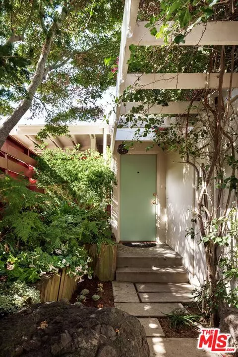 Los Angeles, CA 90068,2764 Outpost Dr