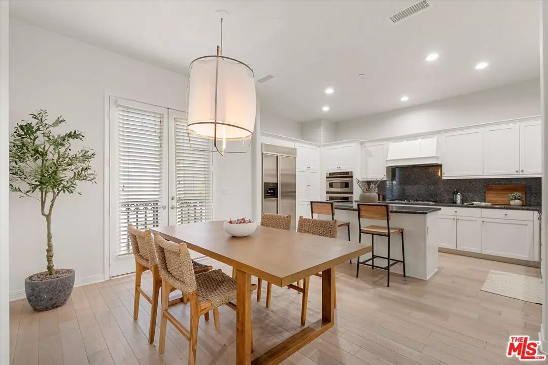 Playa Vista, CA 90094,5743 Dawn Crk