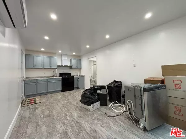 Canoga Park, CA 91304,8369 Deering Ave