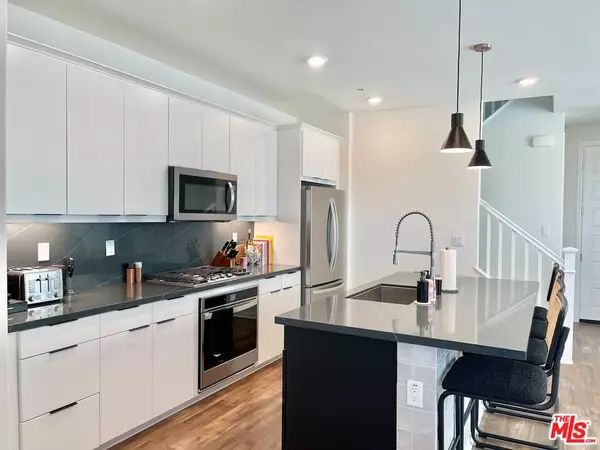 Valencia, CA 91381,27482 Boulderview Way