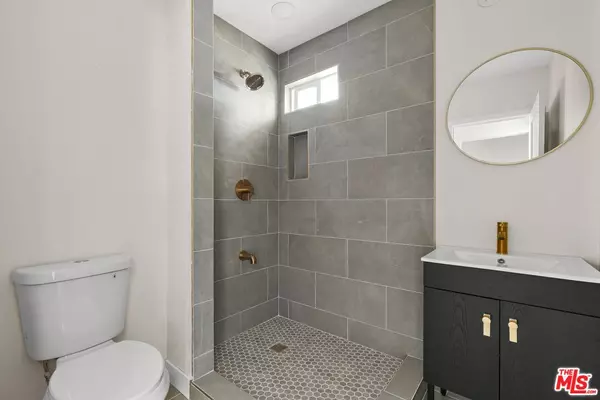 Canoga Park, CA 91304,21007 Saticoy St