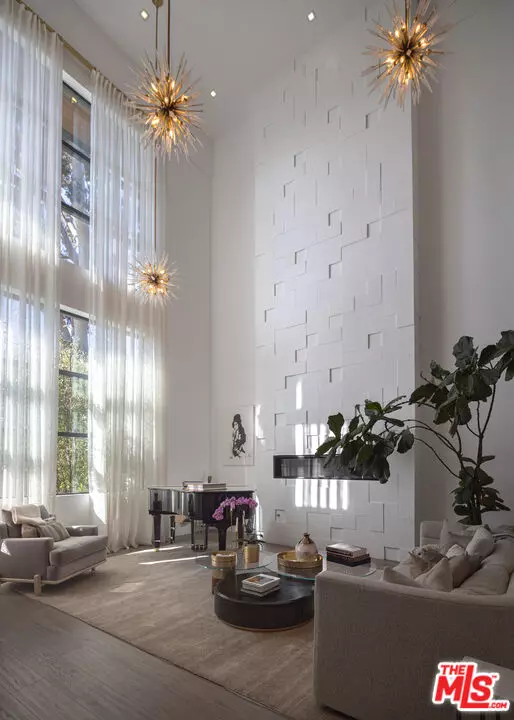 Los Angeles, CA 90049,800 N Tigertail Rd