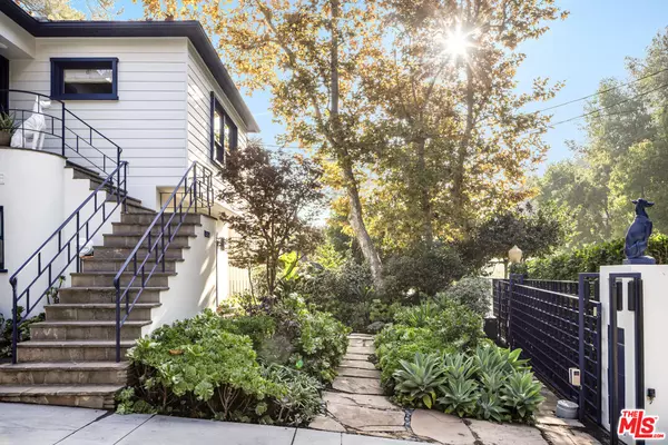 Los Angeles, CA 90068,2940 N Beachwood Dr
