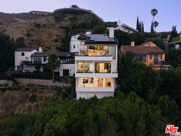 7866 Fareholm Dr, Los Angeles, CA 90046