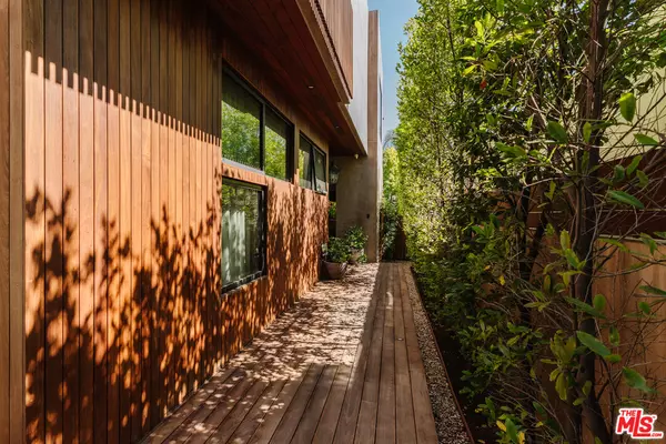 Los Angeles, CA 90048,530 N La Jolla Ave