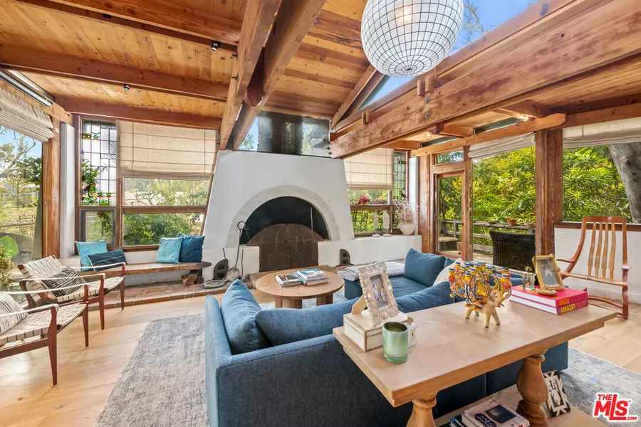 516 Latimer Rd, Santa Monica, CA 90402