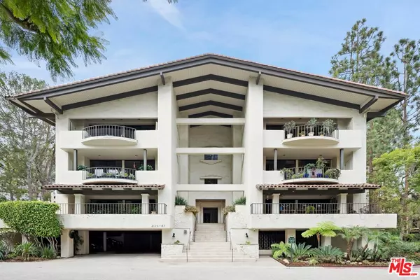 Los Angeles, CA 90067,2131 Century Woods Way #16