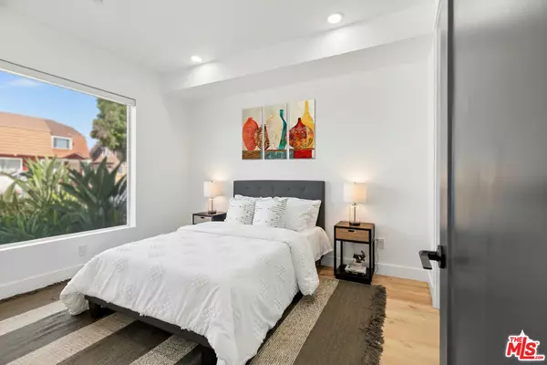 Los Angeles, CA 90004,542 N Serrano Ave