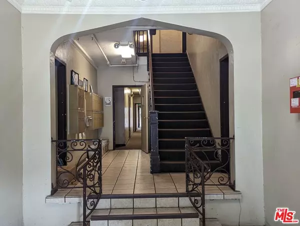 Los Angeles, CA 90036,607 S Dunsmuir AVE #402