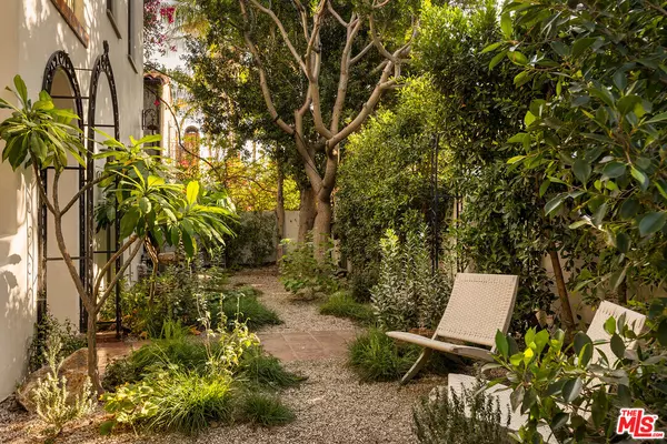 Los Angeles, CA 90027,1982 N Normandie Ave