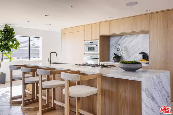 7866 Fareholm Dr, Los Angeles, CA 90046