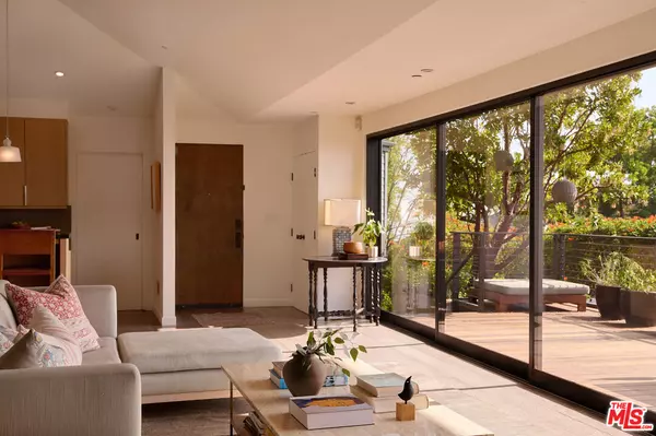 West Hollywood, CA 90069,8951 St Ives Dr