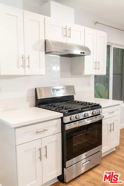 Los Angeles, CA 90004,127 S St Andrews Pl