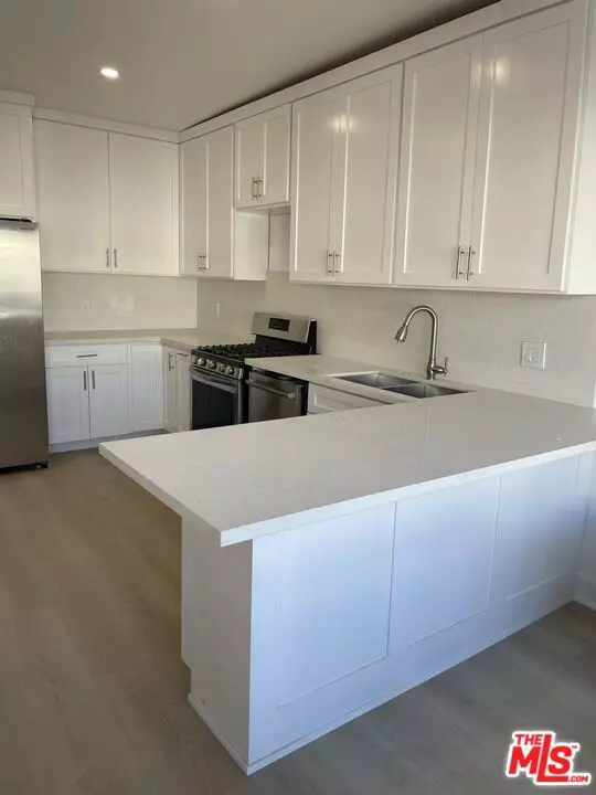 Sherman Oaks, CA 91411,5360 Kester Ave #13