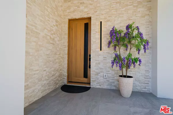 Reseda, CA 91335,19235 Strathern St