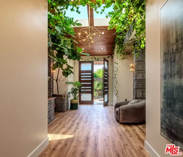 Woodland Hills, CA 91367,5922 Oakdale Ave