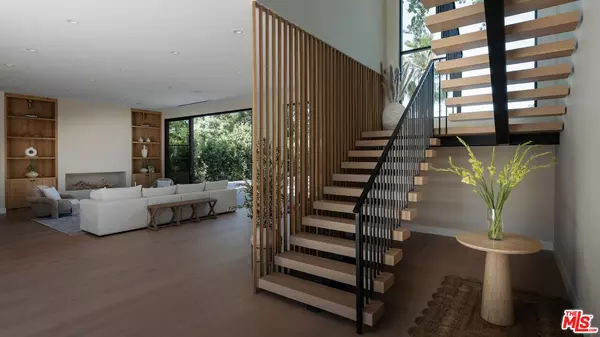 Woodland Hills, CA 91367,23346 Collins St