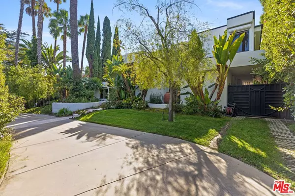 Beverly Hills, CA 90210,605 N Hillcrest Rd