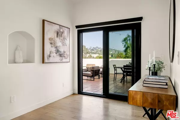 Los Angeles, CA 90068,6216 Primrose Ave