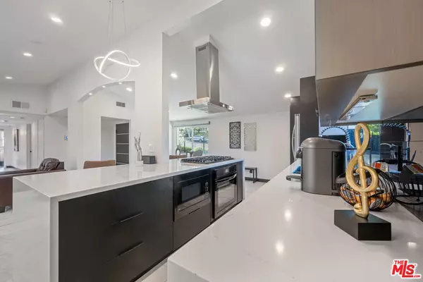 Woodland Hills, CA 91367,20412 Oxnard