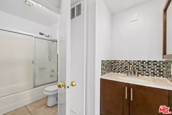 North Hollywood, CA 91601,5143 Bakman Ave #406