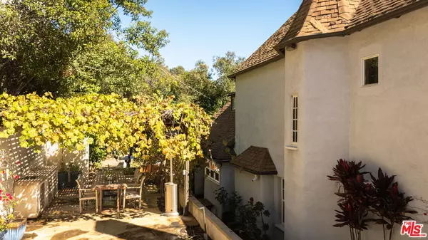 2829 N Beachwood Dr, Los Angeles, CA 90068