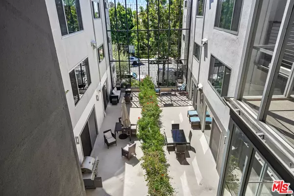 Beverly Hills, CA 90212,9955 Durant Dr #305