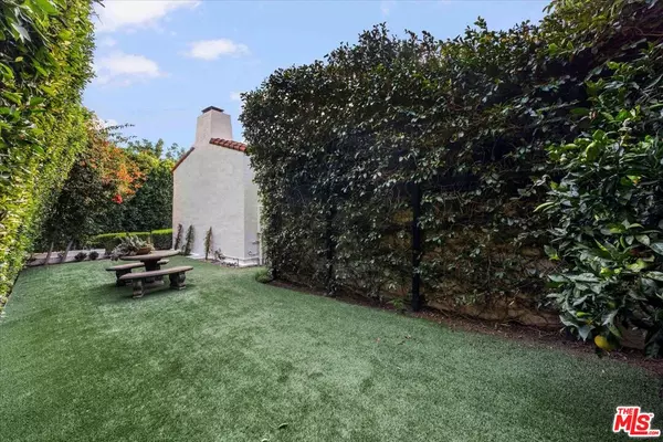 Los Angeles, CA 90068,1901 El Cerrito Pl