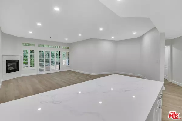 Sherman Oaks, CA 91423,4477 Woodman Ave #207