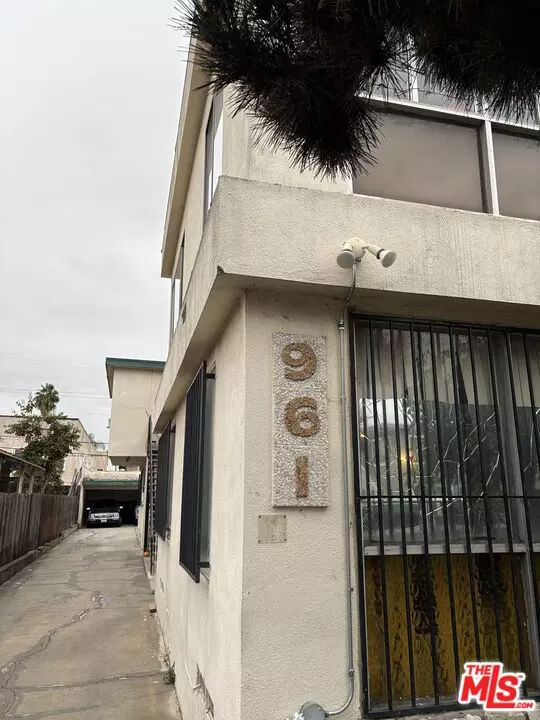 Los Angeles, CA 90006,961 S Kenmore Ave