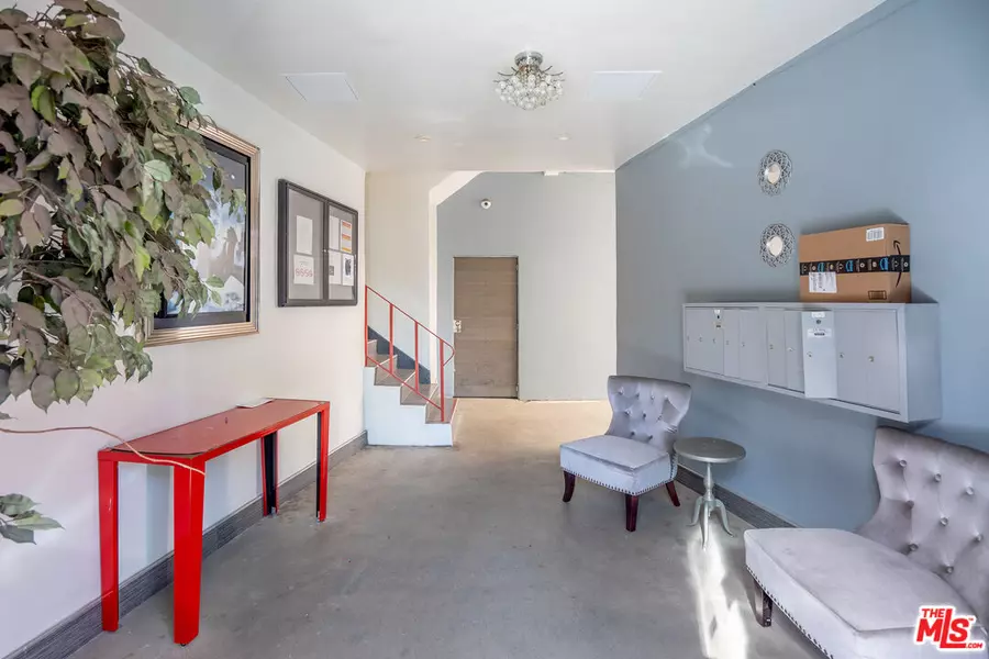 5831 Carlton Way #8, Los Angeles, CA 90028