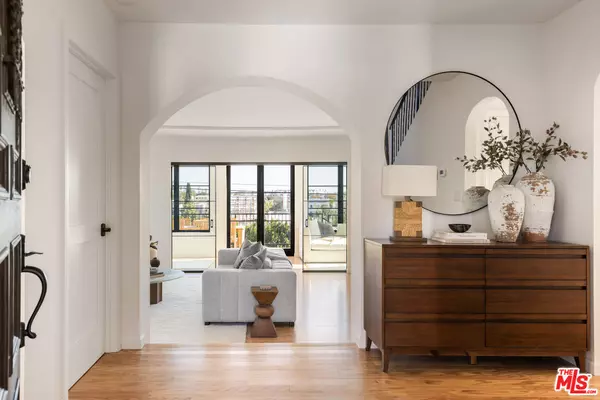 Los Angeles, CA 90019,1284 S Orange Dr