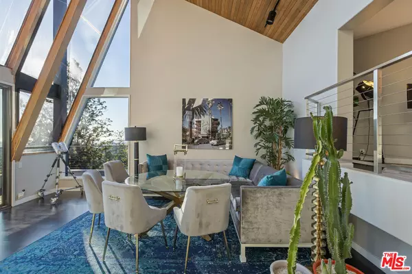 Los Angeles, CA 90068,5682 Spreading Oak Dr