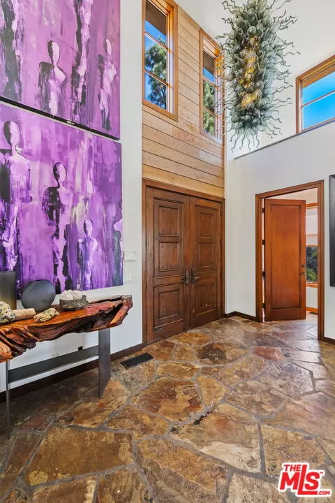 Los Angeles, CA 90049,1810 Mango Way