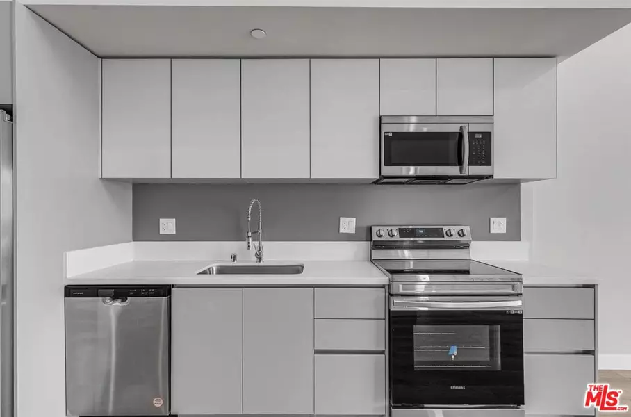 825 S Coronado St #602, Los Angeles, CA 90057