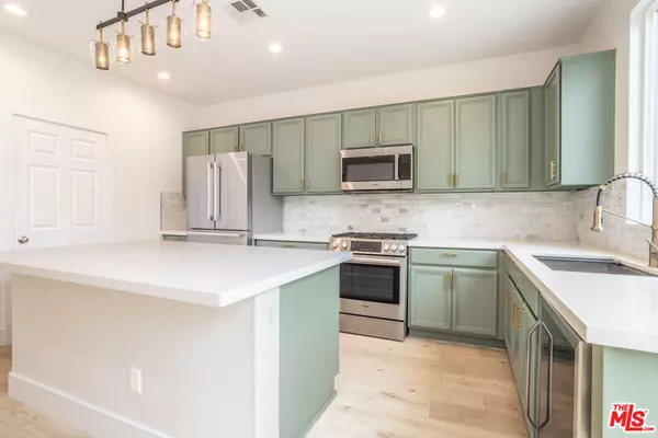 Pacoima, CA 91331,9722 Pine Orchard St