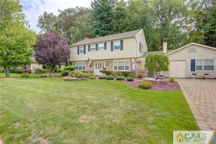 35 Lakeridge DR, Old Bridge, NJ 07747